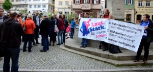 JUler demonstrieren gemeinsam mit der “Elterninitiative Zukunft Esslinger Schulen” für den Erhalt der Haupt- bzw. Werkreal- und Realschulen.